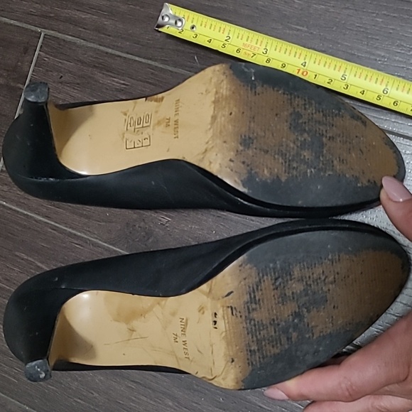 Nine West black leather pumps 3.5" heel height size 7 - Picture 3 of 4